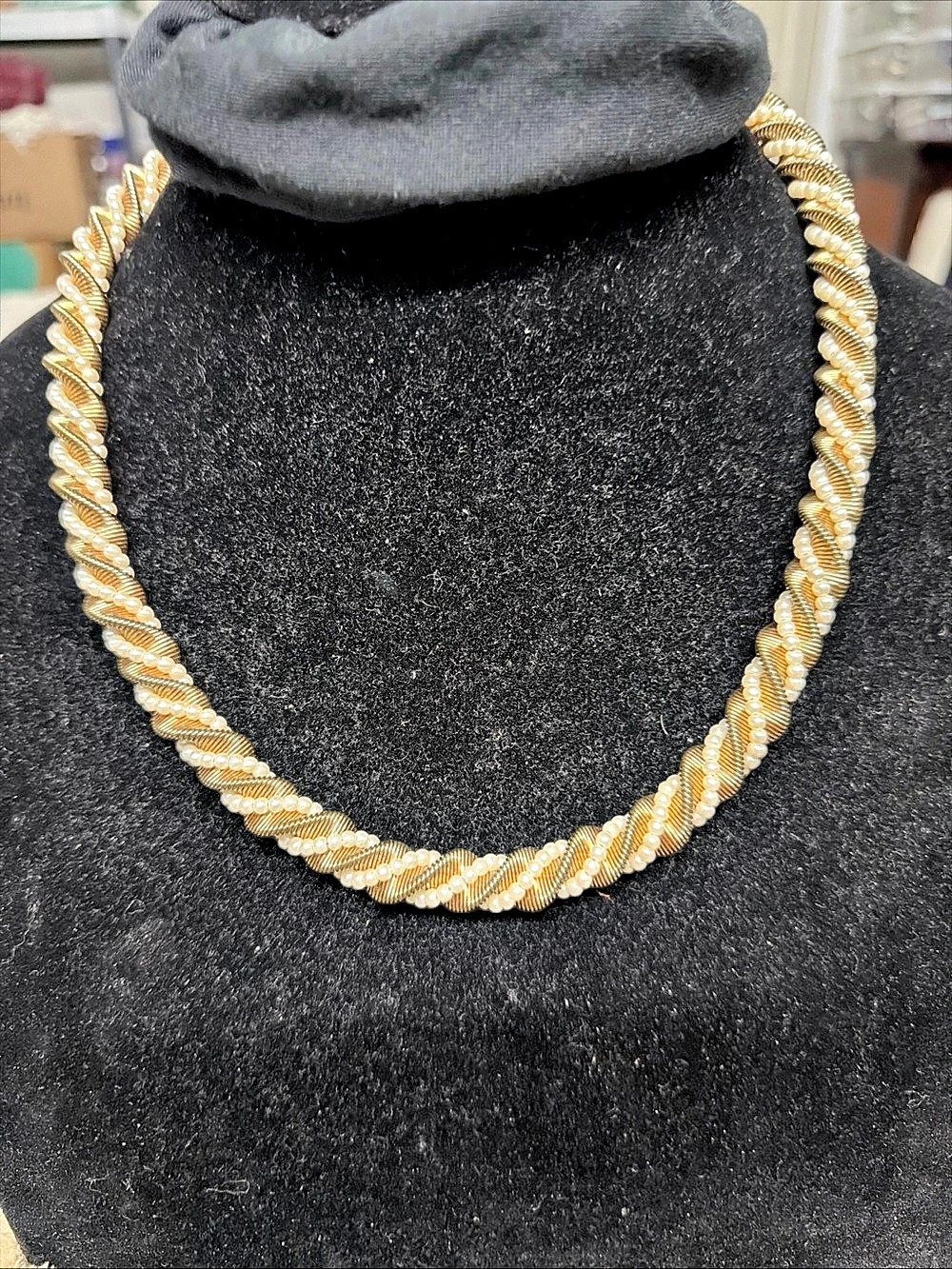 Vtg twist 20” collar Gold & White Pearl Statement Necklace Like New